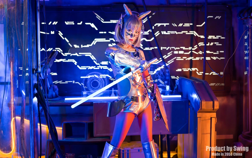 一个持有宝剑的未来主义房间中的女人