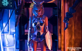 一位穿着服装的女人站在一个房间里