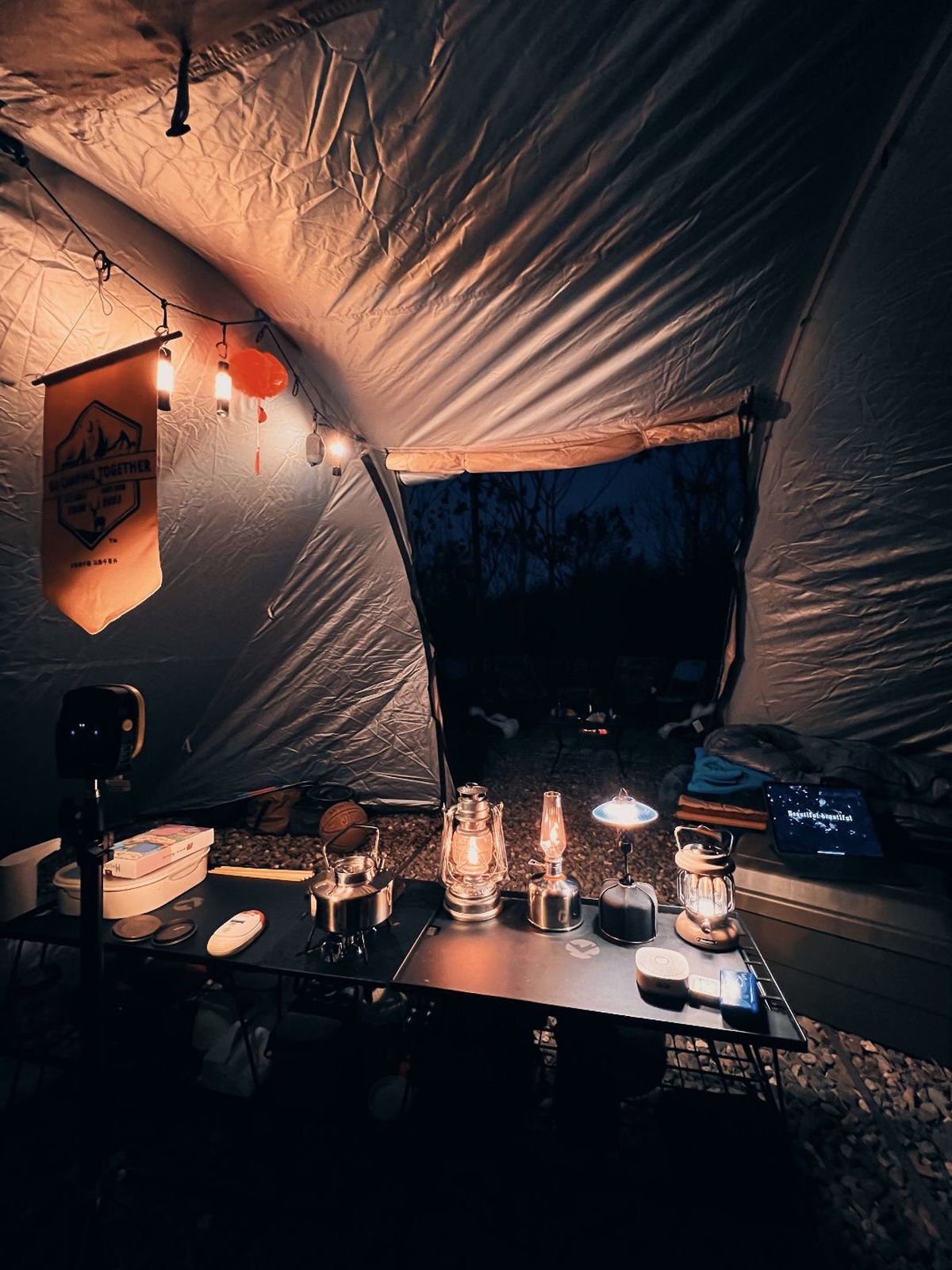 晚上点亮的帐篷 桌子上放着点燃的蜡烛