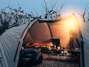 帐篷后面的日落
