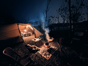 晚上围绕篝火的露营场地 有椅子