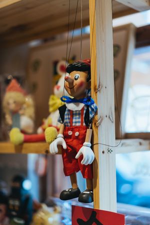 一个木制的娃娃悬挂在一根木杆上