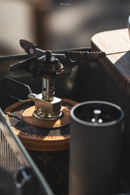 一杯坐在桌子上的咖啡