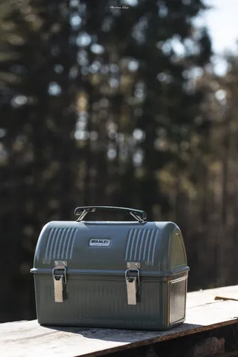 一个坐在木桌子上的 cooler