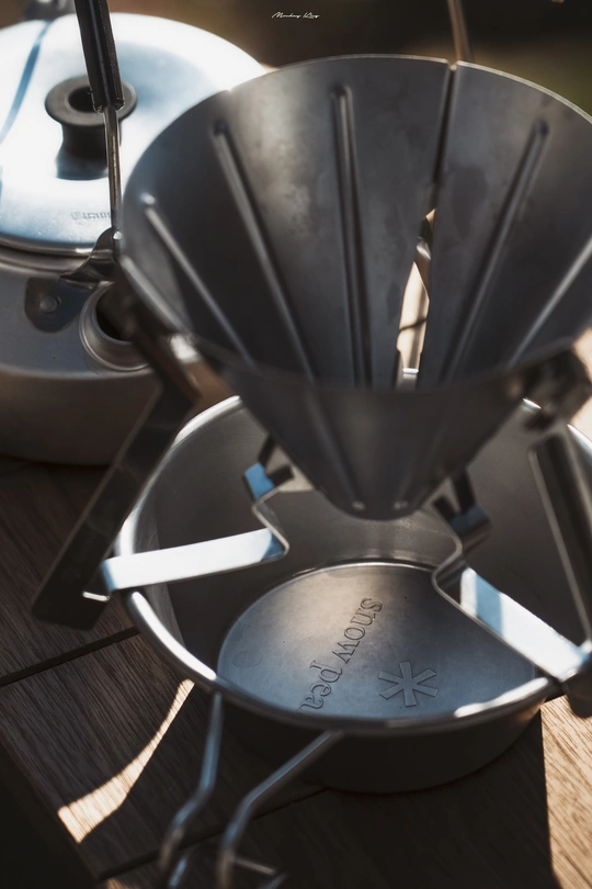 一壶咖啡放在木桌顶部