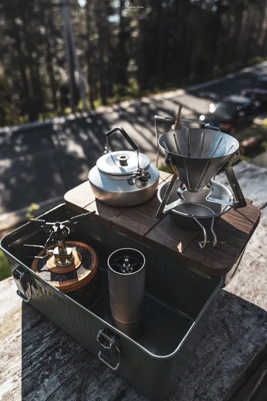 一壶咖啡坐在户外炉子上