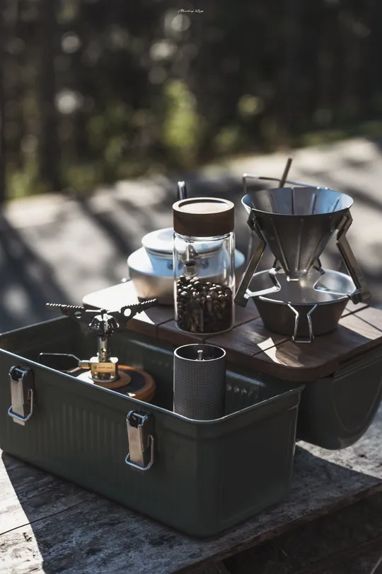 一个木制桌子 顶部放着咖啡碗