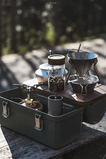 一个木制桌子 顶部放着咖啡碗