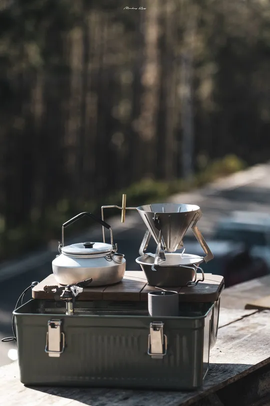 一壶咖啡放在木桌顶部