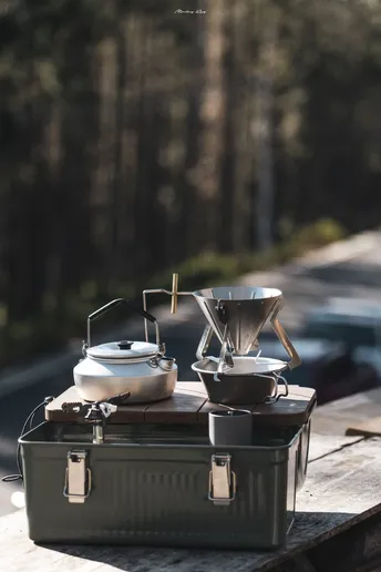 一壶咖啡放在木桌顶部