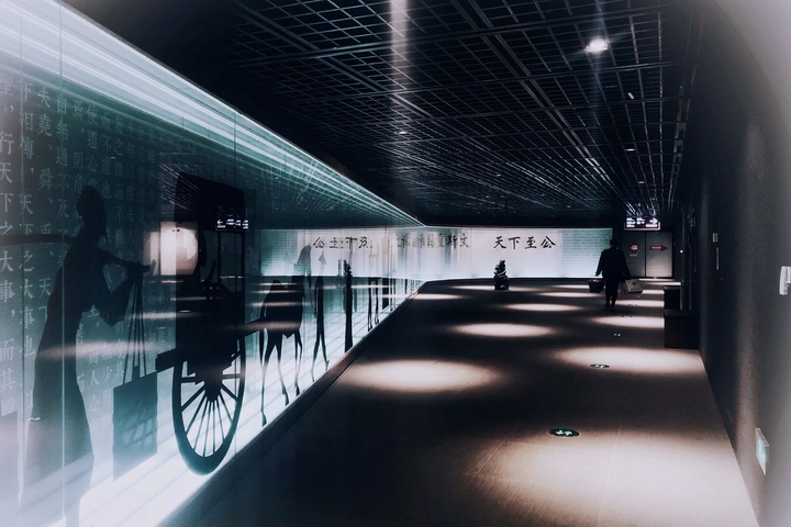 光交缠着影