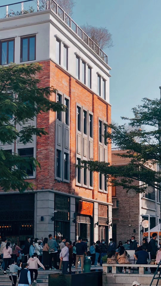 建筑物附近街道上的一群人