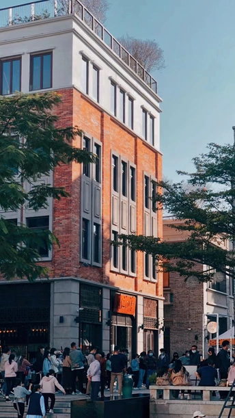 建筑物附近街道上的一群人