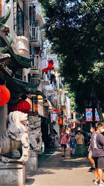 人们在城市的一条狭窄街道上行走