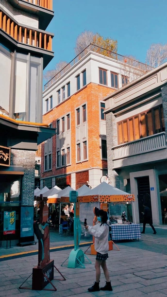 一个男人打着伞和人一起走在街上