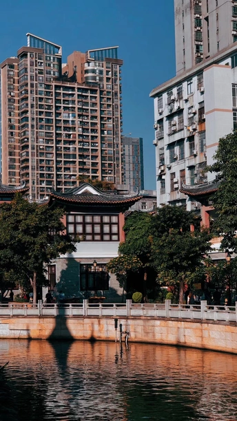 背景是高楼大厦 前景是船上的人