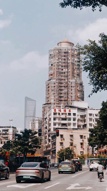 在一个有高楼大厦的大城市里 汽车在街上行驶