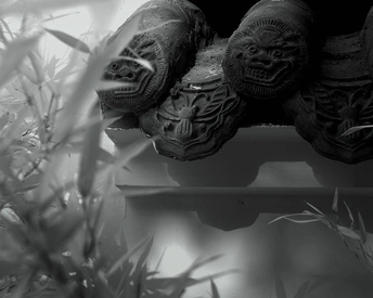 一尊黑白海龟的雕像