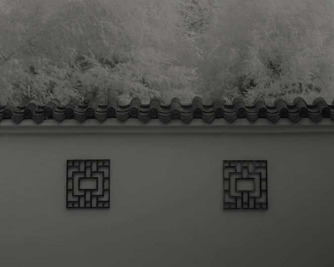 建筑物屋顶上的雪 墙上有时钟