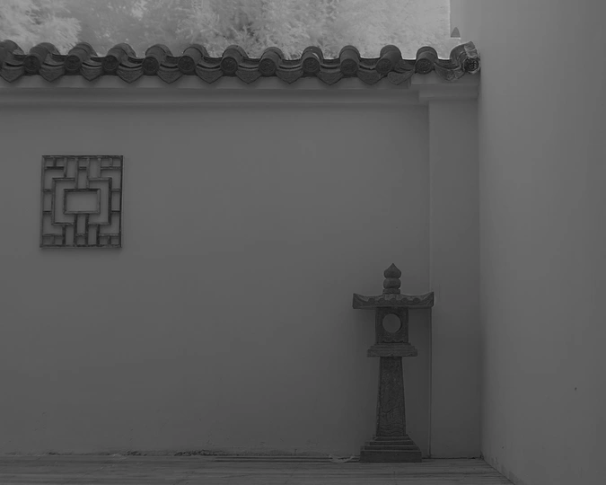 一个带有钟表的墙壁和一个窗户的小房间