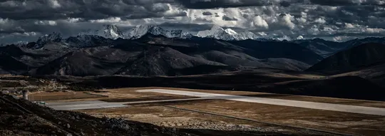 山谷中的道路 背景是山脉和天空中的云朵。