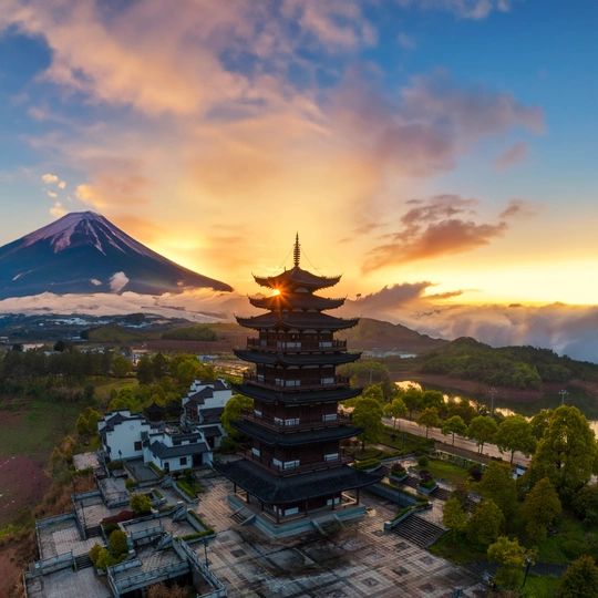 城市的天际线 佛塔和火山在日落时的航拍图
