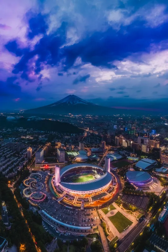 夜晚点亮了一个体育场