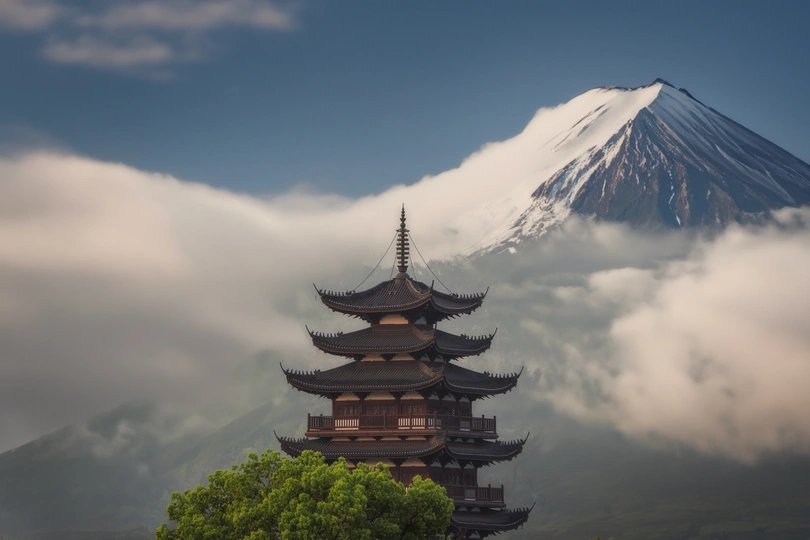 背景有山的佛塔