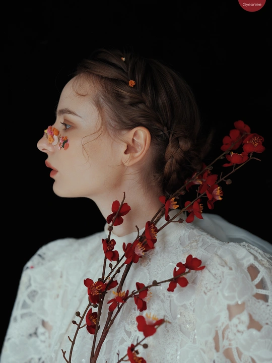 一位戴红花的年轻女子 身着白脸