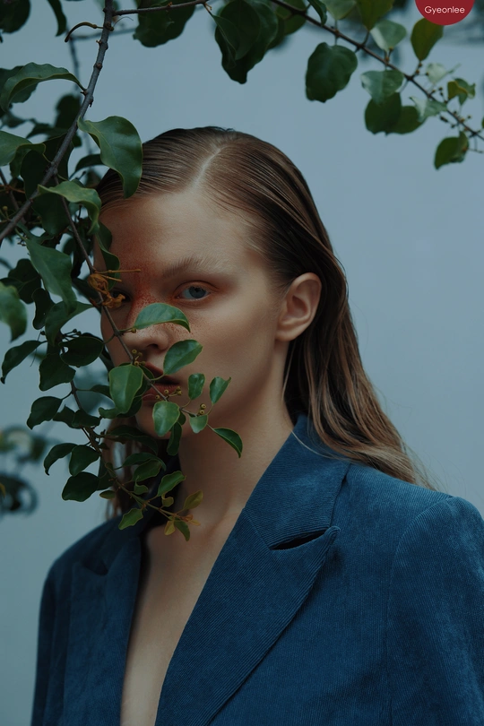 一位穿着蓝色西装的年轻女子正在为肖像拍照