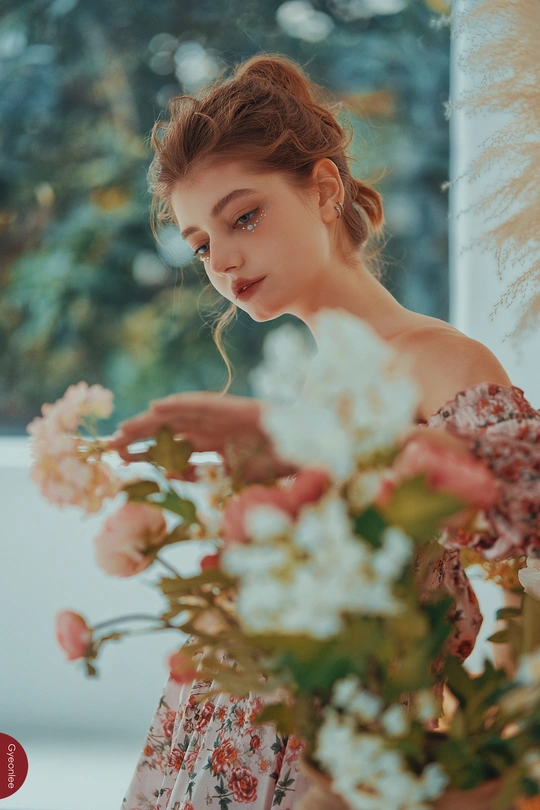 插花的花束中年轻美丽的女子肖像