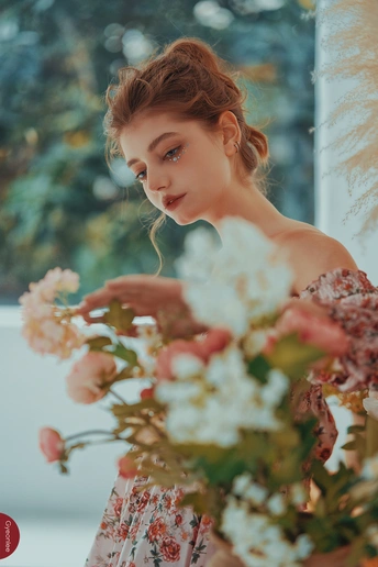 插花的花束中年轻美丽的女子肖像