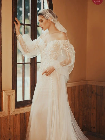 新娘穿着婚纱站在窗户前