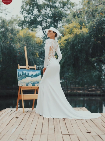 一位穿着白色婚纱的女士在拍照