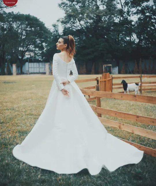 新娘穿着婚纱站在马厩里