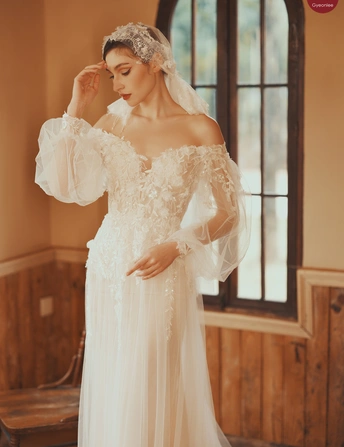 新娘穿着一件带有露肩设计的白色婚纱