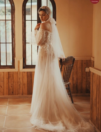 新娘穿着婚纱和头纱站在窗户前