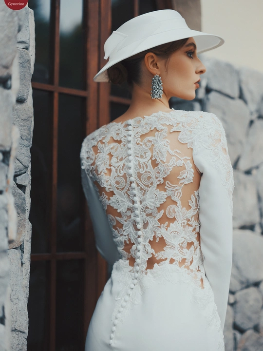 一位穿着白色婚纱的模特 来自婚纱系列。