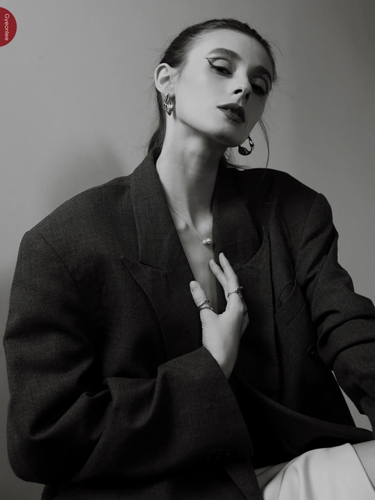 一张黑白照片 一位女士穿着西装