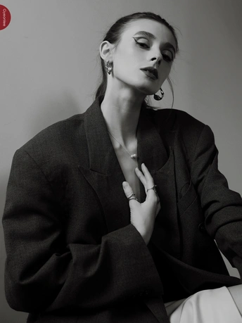 一张黑白照片 一位女士穿着西装