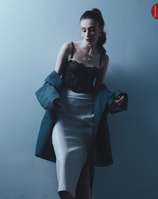 穿黑色外套和白色裙子的模特