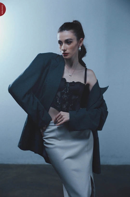 穿黑色外套和黑色裙子的模特正在摆姿势