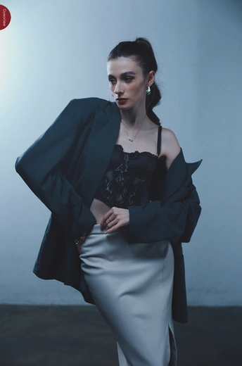 穿黑色外套和黑色裙子的模特正在摆姿势