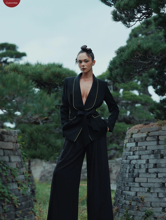 一个穿着黑色长袍的模特站在外面