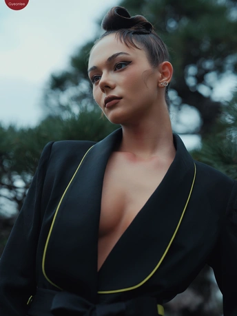 一位穿着全黑衣服 头发扎起来的模特