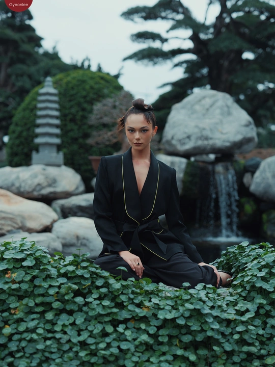 黑色衣服的模特坐在岩石上