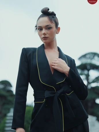 一个人穿着一件黑色外套的模特