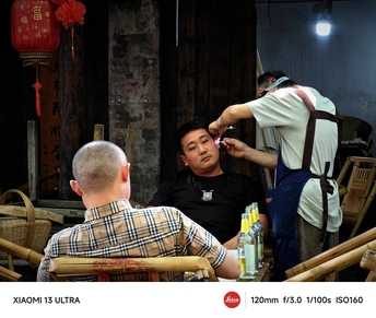 理发师给一个男子理发