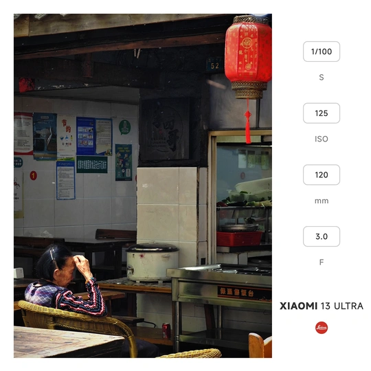 一个人坐在餐厅桌子旁的一把椅子上