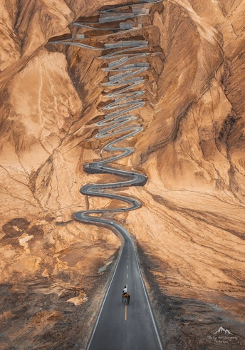 在沙漠中的峡谷中央有一条长路